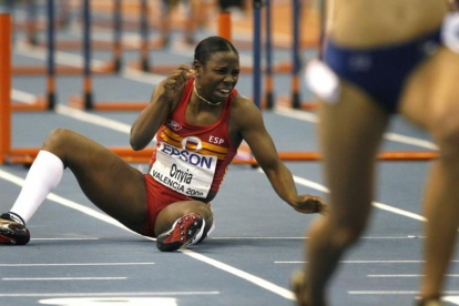 Josephine Onyia, después de tropezar en una valla, en Valencia, en el 2008.-MIGUEL LORENZO
