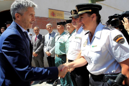 El ministro del Interior, Fernando Grande-Marlaska, junto a agentes de la Policía y la Guardia Civil. /-A. CARRASCO RAGEL