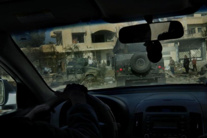 Vehículos de la Golden Division del Ejército iraquí, en la zona recuperada de Mosul.-RICARDO GARCÍA VILANOVA