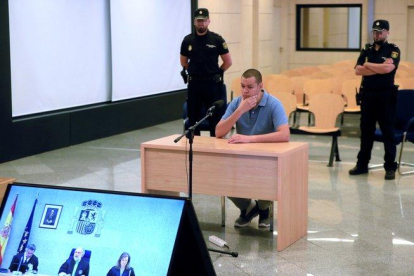 El acusado de integrar el Daesh, Karim el Idrissi Soussi, durante el juicio de este lunes en la Audiencia Nacional.-FERNANDO ALVARADO (EFE)
