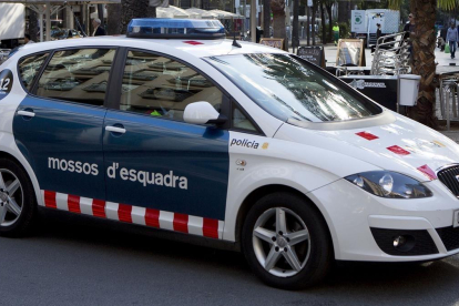 Un coche de los Mossos dEsquadra patrullando por el centro de Barcelona, en una foto de archivo-FERRAN NADEU