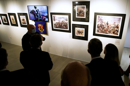 Exposición "Evolución de los uniformes  del Ejército y la Guardia Civil en los cuadros de Ferrer Dalmau" en la sala de exposiciones de CajaViva
