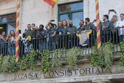 Plantilla, cuerpo técnico y directiva del UBU Colina Clinic saluda desde el balcón del Ayuntamiento a los aficionados congregados en la Plaza Mayor, ayer.-RAÚL OCHOA