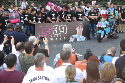 El Mundial, todo el ‘paddock’, guardó un emocionado minuto de silencio antes de que arrancase el GP de Cataluña.-EMILIO PÉREZ DE ROZAS