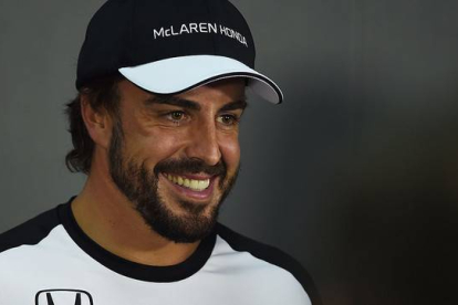 Fernando Alonso, antes de comenzar la rueda de prensa previa al GP de Malasia, en el circuiro de Sepang.-Foto: AFP / GREG BAKER
