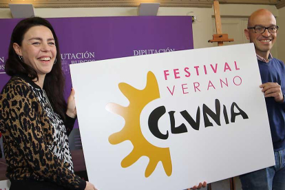 Daniela Donini y el diputado provincial Luis Jorgen del Barco posan con el nuevo logotipo del Festival de Clunia.-ECB