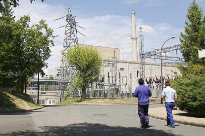 Dos trabajadores en las inmediaciones de la central nuclear de Santa María de Garoña-I.L.M.