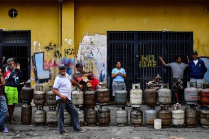 Ciudadanos hacen cola para para reemplazar los bidones de gas propano vacíos en el barrio Las Minas de Baruta, en Caracas, el 14 de marzo de 2019.-RONALDO SCHEMIDT AFP