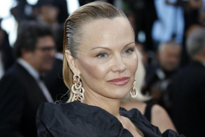 La actriz canadiense Pamela Anderson en la alfombra roja del festival de Cannes 2017.-EFE