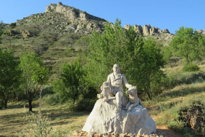 Monumento a Félix Rodríguez de la Fuente en su pueblo natal, Poza de la Sal.  A. MARROQUÍN