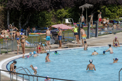 Las piscinas municipales de San Amaro han registrado más de 2.000 usuarios durante la ola de calor. SANTI OTERO