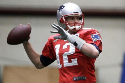 Tom Brady se dispone a pasar durante un entrenamiento en Minneapolis el miércoles.-MARK HUMPHREY / AP