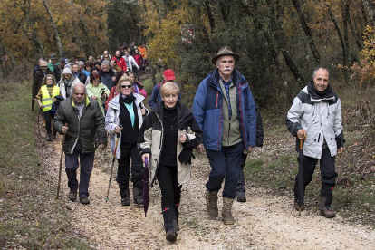 La marcha a pie a los yacimientos de Atapuerca une a los vecinos de las dos localidades cercanas a la trinchera y permite festejar el aniversario de la Declaración de Patrimonio de la Humanidad-SANTI OTERO