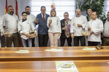 Fernández Mardomingo, Patxi Álvarez e Isabel Álvarez y cocineros que participan en Buscasetas posan con el producto estrella de estas jornadas.-SANTI OTERO