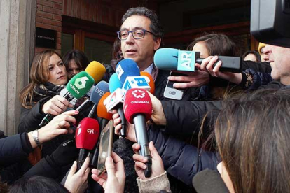 El abogado de la acusación popular, Luis Antonio Calvo, comparece ante los medios a la salida del juzgado de Aranda de Duero.-L. V.