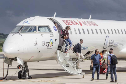 Los pasajeros descienden del avión de la ruta entre Villafría y El Prat.