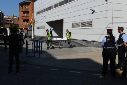 Miembros de la funeraria judicial retiran el cadáver del agresor de la comisaría de los Mossos en Cornellà-JORDI COTRINA