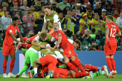 Jugadores de Inglaterra celebran la clasificación-PETER POWELL