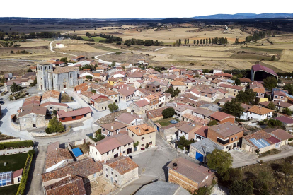 Vista aérea de Hontoria de la Cantera. En el centro del pueblo se ubica la iglesia de San Miguel Arcárgel. I. L. M.