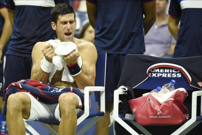 Novak Djokovic durante un receso ante el español Feliciano López .-EFE