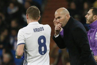 Zidane le da indicaciones a Toni Kroos en un partido ante Las Palmas.-