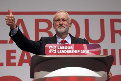 Jeremy Corbyn, tras ser reelegido como líder del Partido Laborista, en el congreso del partido en Liverpool.-REUTERS / PETER NICHOLLS