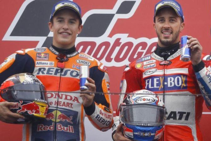 Marc Márquez y Andrea Dovizioso, en el podio de Motegi (Japón).-SHIZUO KAMBAYASHI