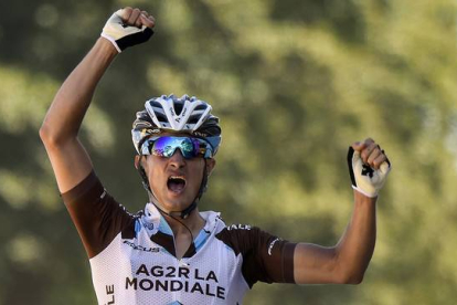 El ciclista francés Alexis Vuillermoz celebra su victoria en la octava etapa del Tour, al cruzar la línea de meta en el Muro de Bretaña.-AFP