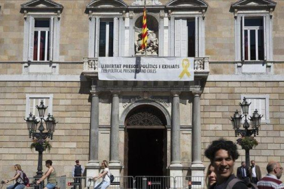La pancarta a favor de los independentistas presos que cuelga del Palau de la Generalitat.-