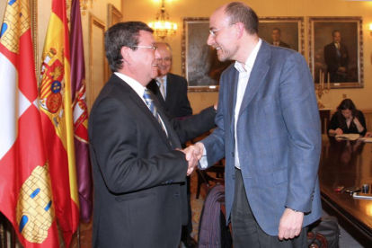 César Rico y Manuel Fuentes durante la firma del convenio.-ECB