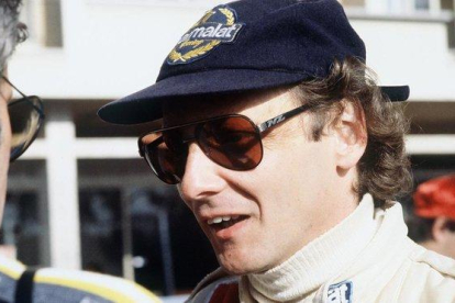 Niki Lauda habla con un mecánico en Mónaco en 1979.-
