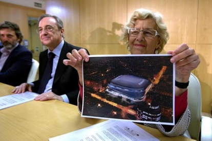 La alcaldesa de Madrid, Manuela Carmena, junto con Florentino Pérez muestra una foto de lo que será el nuevo Santiago Bernabéu.-DAVID CASTRO