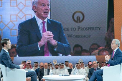 Jared Kushner conversa con Tony Blair durante la conferencia de Bahréin, este miércoles.-