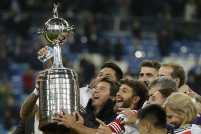 River alzando la Copa Libertadores en el Santiago Bernabéu.-EL PERIÓDICO