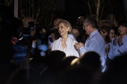 Carolina Herrera, con su equipo al final del desfile.-AP / ANDRES KUDACKI