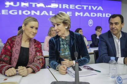 La presidenta del PP de Madrid, Esperanza Aguirre, y otros dirigentes del partido conservador, este viernes en la junta directiva regional.-EFE / Emilio Naranjo