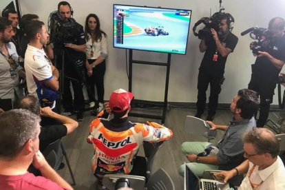 Marc Márquez pidió a los periodistas que se esperasen antes de hablar sobre su triunfo, pues quiso observar, en director por televisión, como su hermano Àlex lograba una merecidísima tercera plaza en Moto2.