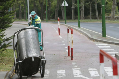 Un operario del servicio de limpieza urbana del Ayuntamiento adecentando la vía pública.-RAÚL G. OCHOA