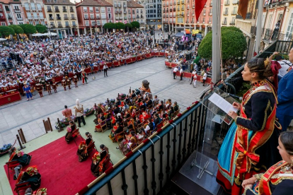 Las Reinas de las fiestas de San Pedro se dirigen a la ciudadanía burgalesa desde el balcón del Ayuntamiento. SANTI OTERO