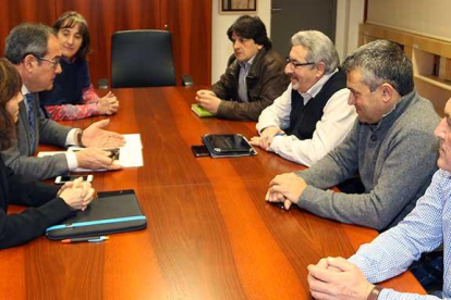 El delegado territorial de la Junta en Burgos, Baudilio Fernández-Mardomingo, durante su reunión, ayer, con varios alcaldes de La Bureba.-ECB