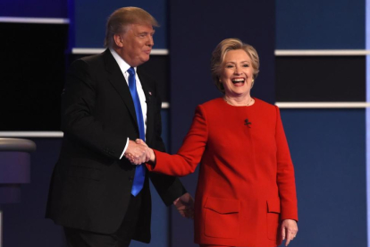 Trump y Clinton se saludan al final del primer debate de candidatos, el lunes en Nueva York.-AFP
