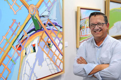 Luis Valpuesta posa con uno de sus molinos de viento en la inauguración de su exposición.-ISRAEL L. MURILLO