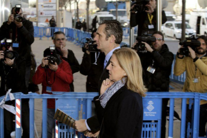 La infanta Cristina, junto a su esposo Iñaki Urdangarin, a su llegada hoy a la Escuela Balear de la Administración Pública (EBAP), donde continúa el interrogatorio del fiscal Anticorrupción Pedro Horrach al marido de la Infanta en el juicio del caso Nóos -EFE