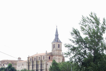 Bello reflejo en el río Arlanza de la ex colegiata de San Pedro.-MIGUEL ÁNGEL