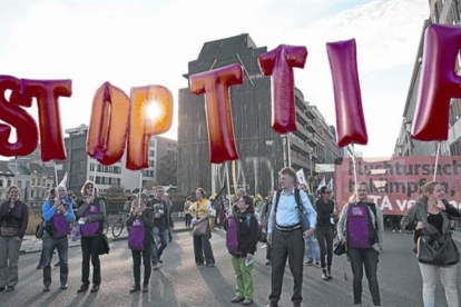Manifestación contra los acuerdos comerciales internacionales y de inversión como el TTIP y el CETA, en Bruselas, el 20 de septiembre 2016.-AP/VIRGINIA MAYO