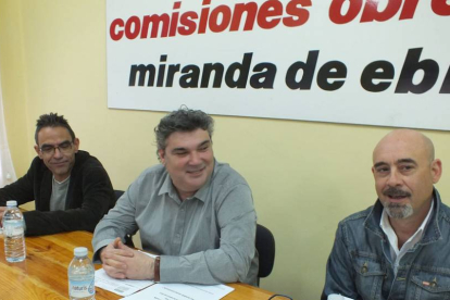 Francisco González, en el centro, durante la rueda de prensa de ayer.-CCOO