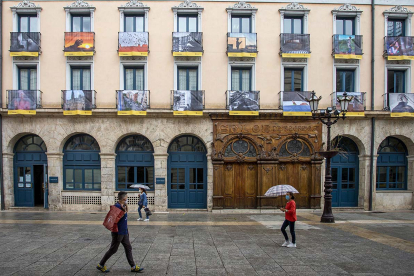 Las fachadas del Teatro Principal acogen cincuenta imágenes de participantes de la capital y la provincia. SANTI OTERO