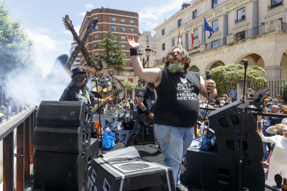 Los Blusas del Metal se encargaron de caldear el ambiente con su original y aplaudida carroza 'We Rock'. SANTI OTERO