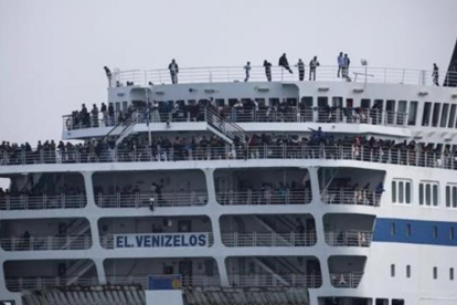 Un bebé sirio llegado en barca este domingo a Lesbos.-AP
