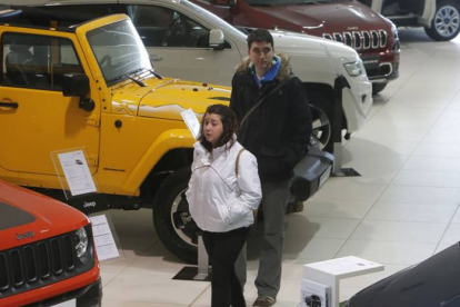 Las marcas ajustan al máximo los precios de vehículos y se presentan con rebajas de hasta 4.000 euros.-RAÚL G. OCHOA